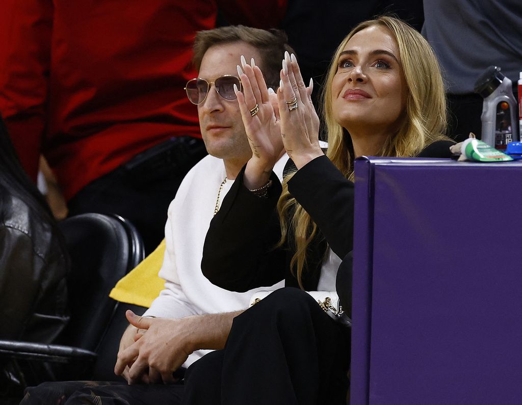 Singer Adele watched live the fourth match of the first round of the Western Conference playoffs between the Lakers and Denver Nuggets at Crypto.com Arena, Los Angeles, Sunday (28/4/2024) morning WIB. The Lakers won 119-108 in that match.