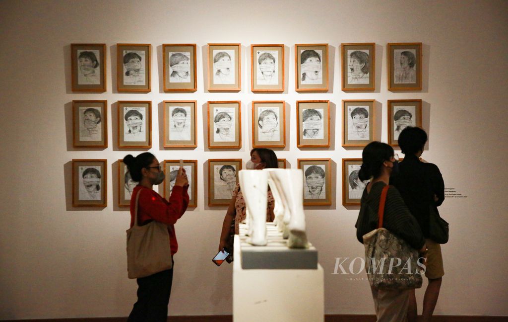 Sudut yang memajang karya perupa Dyan Anggraini menyita perhatian pengunjung yang menghadiri pameran dengan tema<i> Infusions Into Contemporary Art </i>di Galeri Nasional Indonesia di Jakarta, Kamis (31/3/2022).