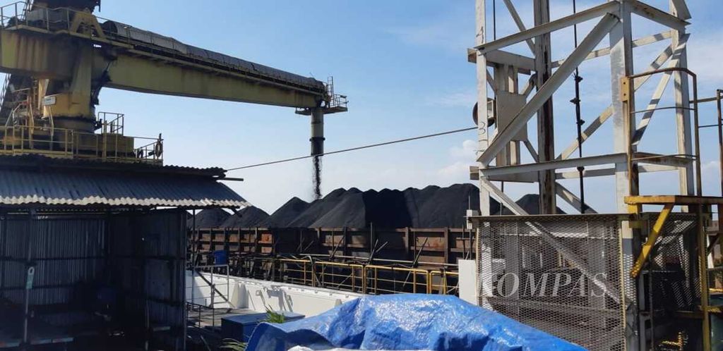 Sebuah mesin menyemburkan terak tembaga (<i>copper slag</i>) ke atas tongkang di kawasan pabrik PT Smelting, Gresik, Jawa Timur, Kamis (21/6/2019). Terak tembaga menjadi salah satu limbah dari proses peleburan tembaga yang kemudian dijual untuk bahan membuat semen.