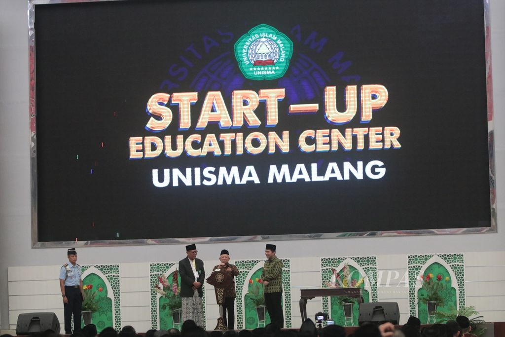 Wakil Presiden Ma'ruf Amin meresmikan Start-Up Education Center Unisma, Jumat (19/1/2024), seusai memberikan kuliah umum.