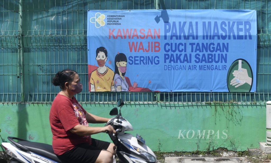 Spanduk berisikan pesan terkait protokol kesehatan pencegahan penularan Covid-19 yang gencar disosialisasikan sejak awal pandemi terlihat di kawasan Kedoya Selatan, Jakarta Barat, Selasa (24/1/2023).  