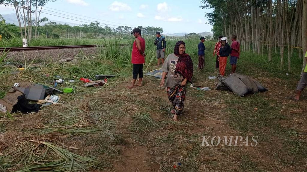 Sebagian warga masih berada di lokasi kejadian kecelakaan KA Probowangi dan minibus di pelintasan tanpa penjagaan, Kecamatan Klakah, Kabupaten Lumajang, Jawa Timur, Senin (20/11/2023). Di pelintasan tanpa penjagaan rawan terjadi kecelakaan.