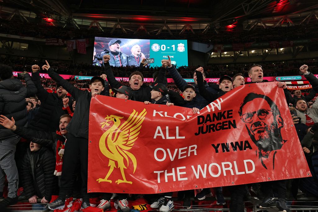 <i>Fans</i> Liverpool merayakan kemenangan atas Chelsea dalam pertandingan final Piala Liga di Stadion Wembley, London, Minggu (25/2/2024). Virgil van Dijk mencetak satu-satunya gol di perpanjangan waktu