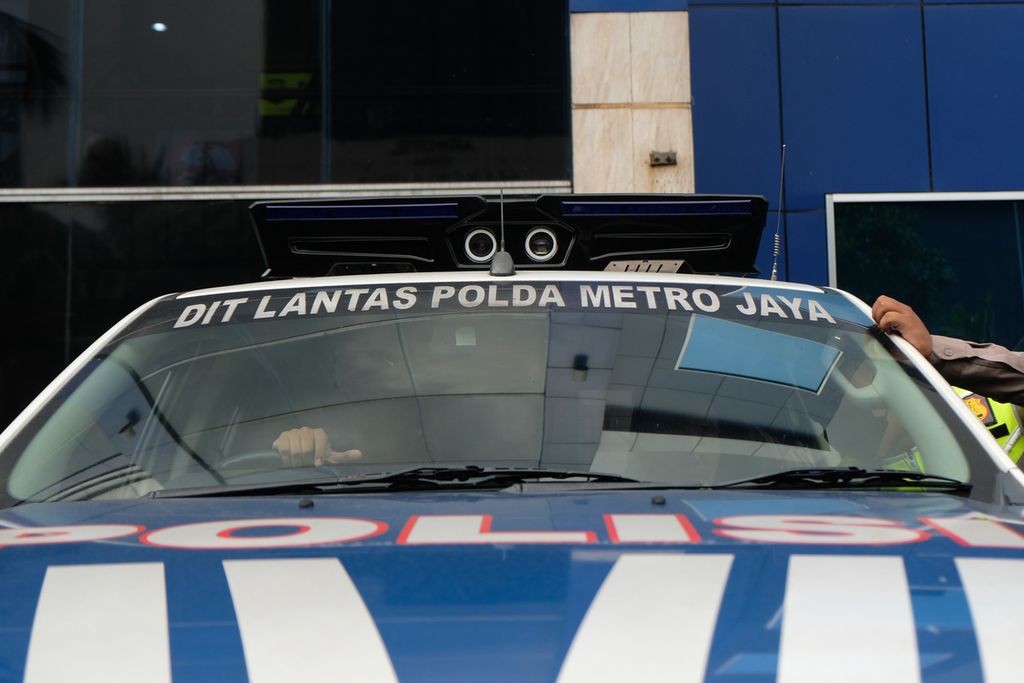 Mobil polisi yang terpasang kamera <i>electronic traffic law enforcement</i> (ETLE) <i>mobile</i> terparkir di halaman gedung Direktorat Lalu Lintas (Ditlantas) Polda Metro Jaya, Jakarta, Jumat (9/12/2022). 