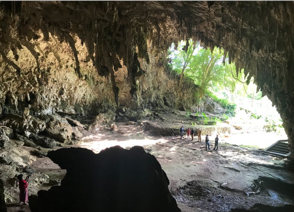 Kondisi Gua Liang Bua di Kecamatan Ruteng, Kabupaten Manggarai, Pulau Flores. Di gua ini pernah ditemukan fosil manusia kerdil <i>Homo floresiensis</i> dan di desa-desa sekitarnya hingga saat ini masih bisa dijumpai manusia (<i>Homo sapiens</i>) pendek. Namun, riset oleh Lembaga Biologi Molekuler Eijkman menunjukkan tidak ada keterkaitan genetik di antara keduanya.