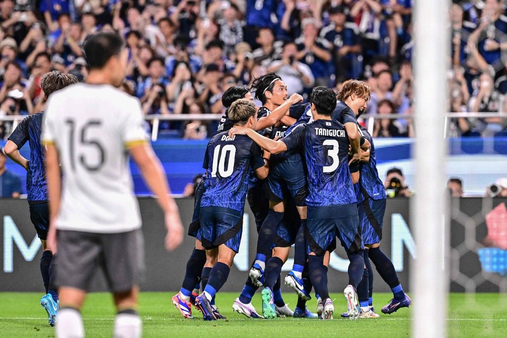 Selebrasi para pemain Jepang setelah gelandang Wataru Endo mencetak gol laga putaran ketiga kualifikasi Piala Dunia 2026 melawan China di Stadion Saitama di Saitama, utara Tokyo, Jepang, 5 September 2024. 