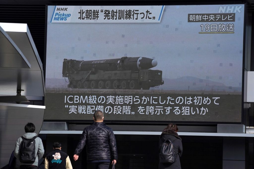 Warga mengamati informasi tentang peluncuran dua rudal balistik Korea Utara yang mengarah ke wilayah laut Jepang di Tokyo, Jepang, Senin (20/2/2023). Korea Utara menyebut peluncuran ini memperlihatkan bahwa wilayah Pasifik berada dalam jarak tembak rudal-rudal mereka.  