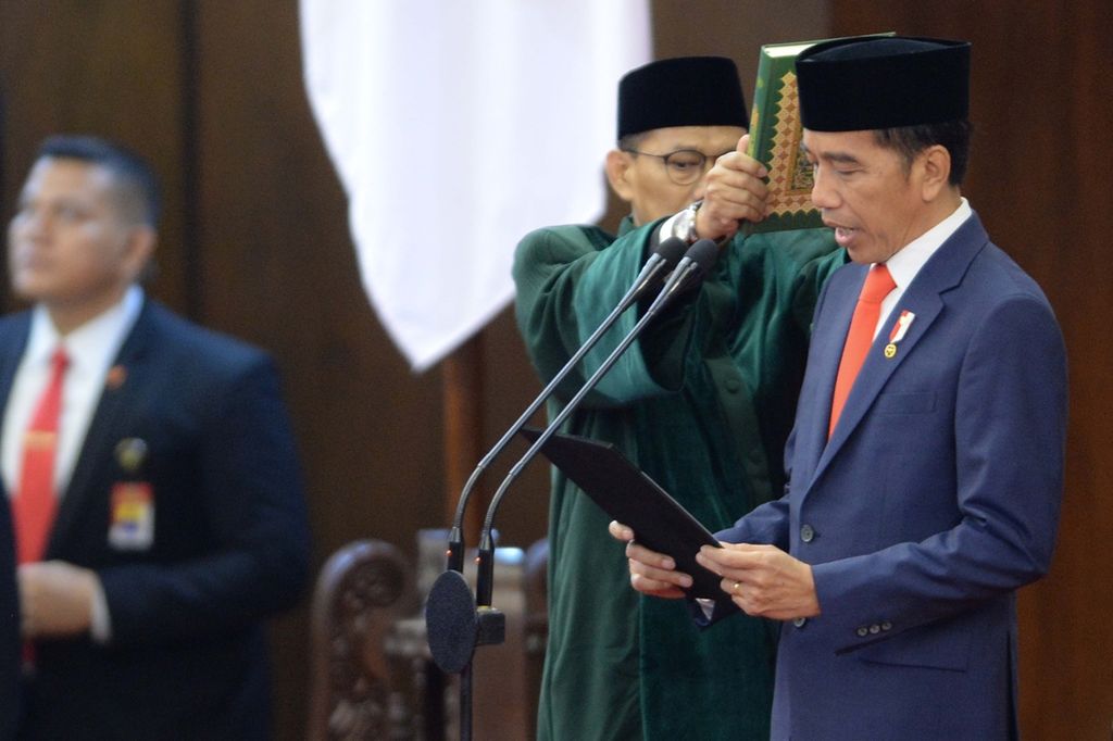 Joko Widodo mengucapkan sumpah jabatan sebagai Presiden Periode 2019-2024 dalam sidang paripurna MPR di Kompleks Parlemen, Senayan, Jakarta, Minggu (20/10/2019). 