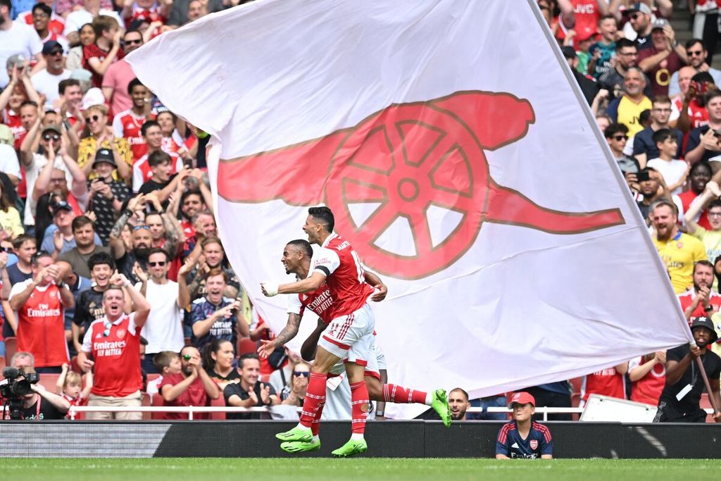 Penyerang Arsenal, Gabriel Jesus (belakang), bersama penyerang Gabriel Martinelli melakukan selebrasi seusai mencetak gol dalam pertandingan persahabatan antara Arsenal dan Sevilla di Stadion Emirates, London, Sabtu (30/7/2022). Jesus mencetak tiga gol dalam pertandingan tersebut. 