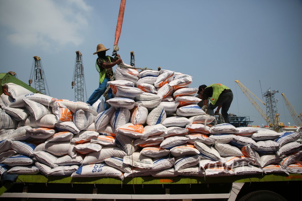 Pekerja memuat karung-karung berisi beras impor asal Vietnam ke atas truk pengangkut di Pelabuhan Tanjung Priok, Jakarta Utara, Rabu (13/09/2023). 