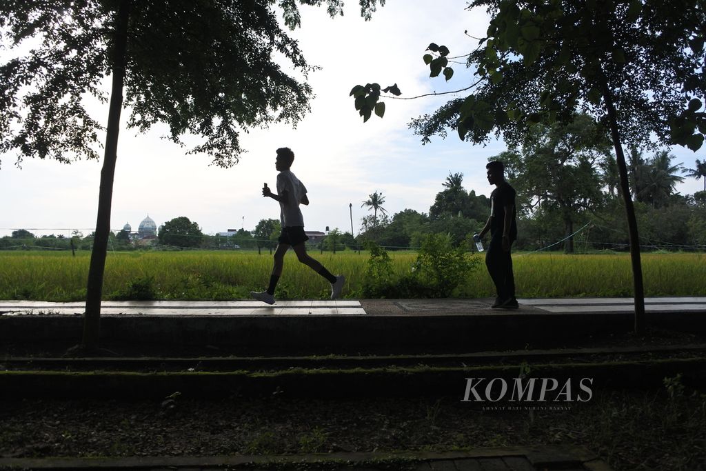 Warga memanfaatkan fasilitas jalur lari di Taman Udayana Mataram, Nusa Tenggara Barat, seperti terlihat Rabu (10/1/2024).