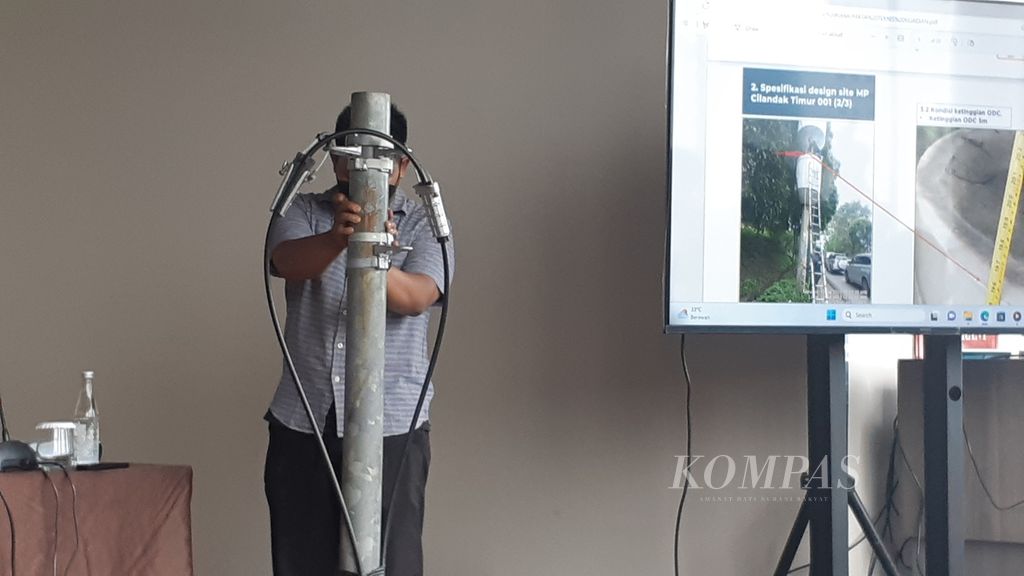 Seseorang menunjukkan model tiang pemasangan kabel fiber optik PT Bali Towerindo Sentra Tbk yang miring sehingga secara tidak langsung menyebabkan kecelakaan pada Sultan Rifat Alfatih, di Jakarta, Kamis (3/8/2023). Kecelakaan terjadi pada 5 Januari 2023 di Jalan Pangeran Antasari, Jakarta Selatan.