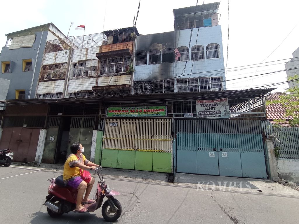 The shophouse that was used as a food stall and boarding house caught fire on Wednesday (17/8/2022) in South Duri Village, Tambora, West Jakarta. Six occupants of the boarding house died and three others were injured in the fire, which was suspected to have been caused by an electrical short circuit.