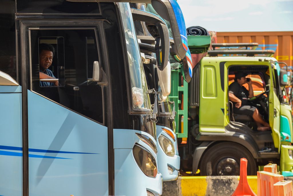 Sopir bus menunggu giliran busnya masuk ke feri di Dermaga Eksekutif Pelabuhan Merak, Kota Cilegon, Banten, Jumat (7/4/2023). Menjelang puncak arus mudik Lebaran 2023, sejumlah ruas jalan arteri dan tol dari arah Jakarta menuju Merak mulai diperbaiki, salah satunya pelebaran Jalan Tol Tangerang-Merak yang terus dikebut. 