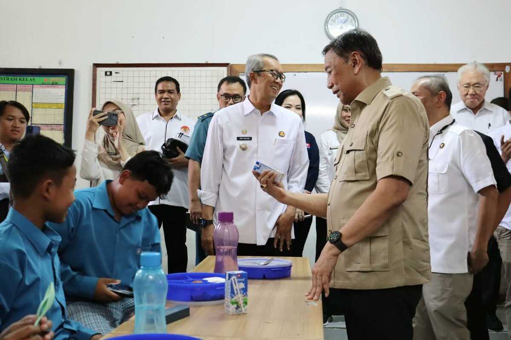 Wiranto, Ketua Dewan Pertimbangan Presiden, meninjau uji coba program makan bergizi rratis atau MBG di Sekolah Menengah Pertama Negeri 1 Kota Cirebon, Jawa Barat, Rabu (25/9/2024). Program MBG itu menyasar 18.000 siswa sejumlah sekolah dasar dan menengah pertama di Kota Cirebon.