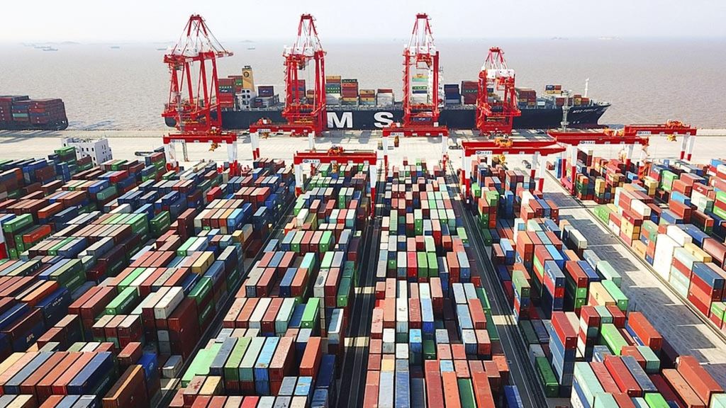 Dalam foto tanggal 10 April 2018, kapal kargo berlabuh di pelabuhan peti kemas Yangshan, Shanghai, China. Negara-negara Eropa menawarkan program pembangunan bagi kawasan Asia yang diklaim memiliki keunggulan ketimbang program serupa yang sudah diluncurkan China beberapa tahun silam.