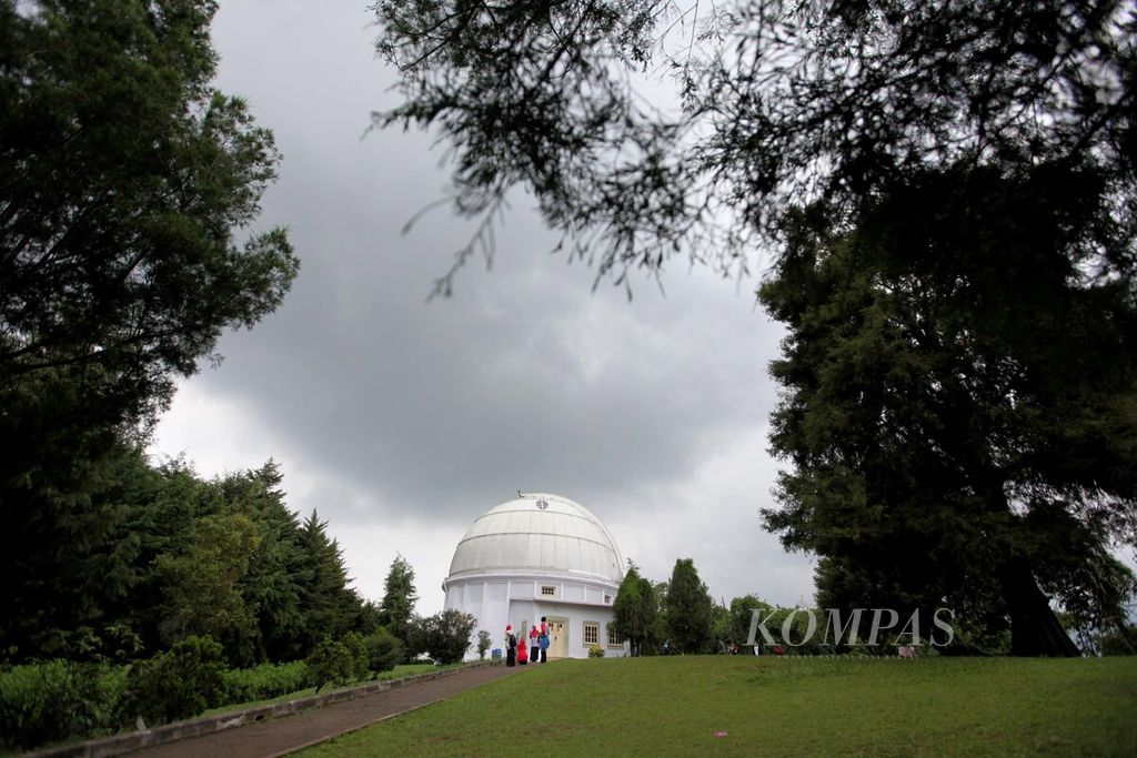 Observatorium Boscha, Lembang, Jawa Barat, Selasa (9/2/2016). Meski pulau Jawa tidak mengalami gerhana matahari total bulan Maret mendatang, Observatorium Bosca membuka kunjungan masyarakat untuk menyaksikan bersama siaran video streaming dari beberapa daerah antara lain, Sulawesi Tengah dan Kalimantan.