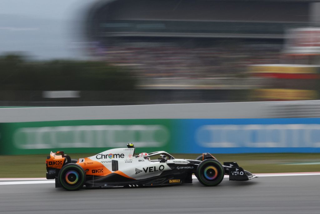 Pebalap McLaren, Lando Norris, memacu mobilnya saat sesi latihan bebas ketiga balapan Formula 1 di Sirkuit Barcelona-Catalunya, Spanyol, Sabtu (3/6/2023). 