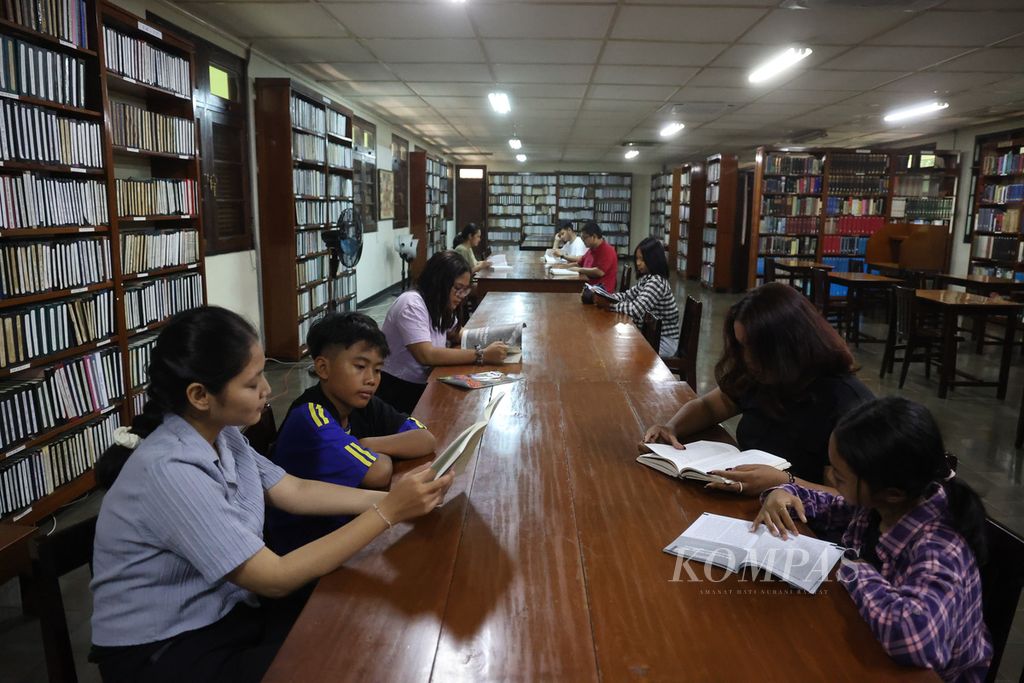 Pengunjung mengakses buku di perpustakaan Kolese Santo Ignatius (Kolsani), Kotabaru, Yogyakarta, Selasa (25/7/2023).  Kolsani tahun ini genap berusia 100 tahun dan berupaya merefleksikan kembali jejak sejarah keterlibatannya dalam bermacam urusan publik.