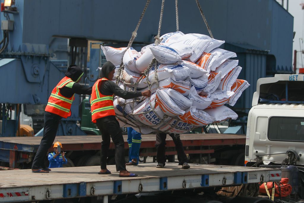 Proses bongkar muat beras impor dari Vietnam di Pelabuhan Tanjung Priok, Jakarta Utara, Jumat (16/12/2022). 
