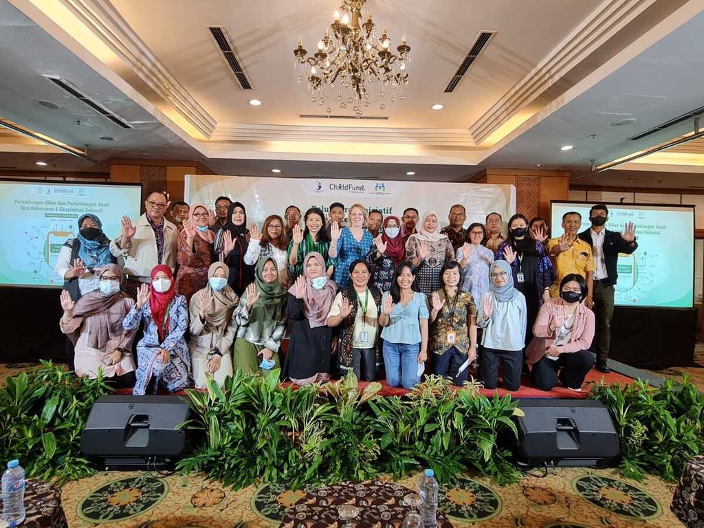 Peserta dan undangan foto bersama pada peluncuran hasil kajian Memahami Perundungan Online dan Eksploitasi Seksual dan Kekerasan Online terhadap Anak dan Orang Muda di Indonesia”, Kamis (15/12/2022), di Jakarta.
