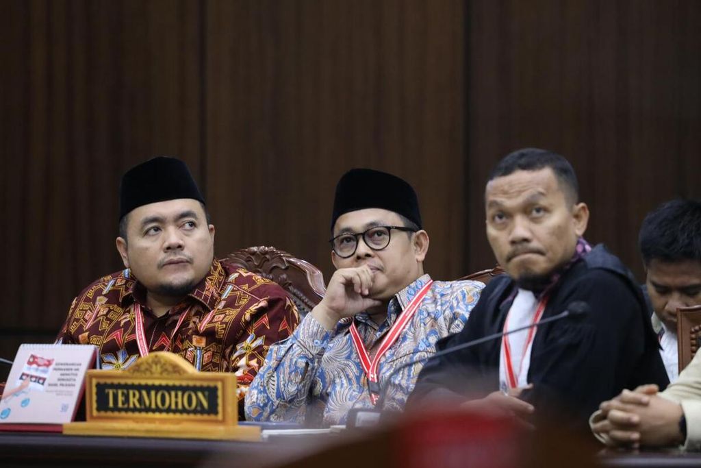 Anggota KPU Sumatera Barat, Ory Sativa Syakban (tengah), mengikuti sidang pembacaan putusan Mahkamah Konstitusi (MK) di ruang sidang pleno MK, Jakarta, Senin (10/6/2024). 