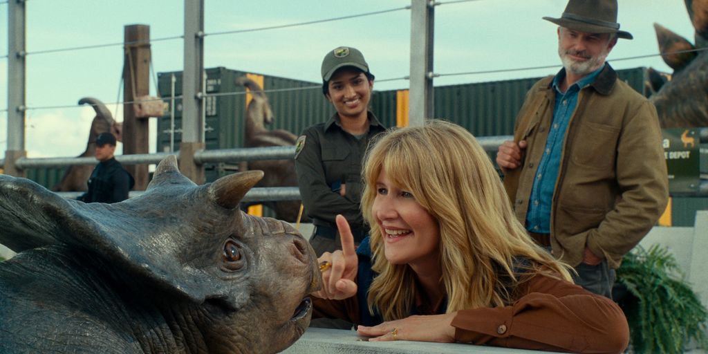Bayi Nasutoceratops berinteraksi dengan Dr Ellie Sattler (Laura Dern) dan Dr Alan Grant (Sam Neill) dalam Jurassic World Dominion.