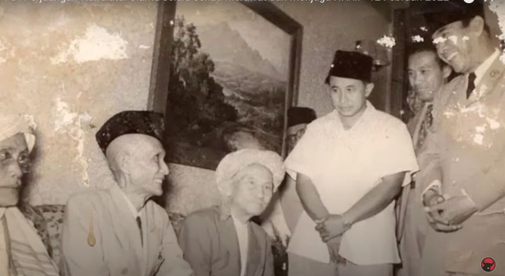 Presiden pertama RI Soekarno meminta saran kepada KH Hasyim Asyari ketika hendak memproklamirkan kemerdekaan Indonesia.