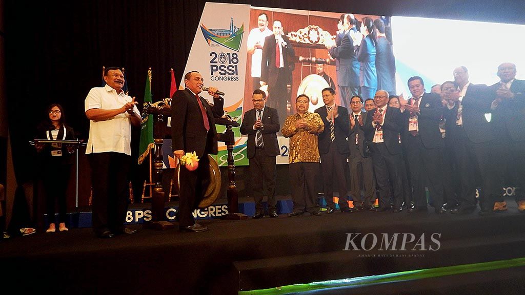 Ketua Umum PSSI Edy Rahmayadi (tiga dari kiri) saat membuka Kongres  PSSI 2018, Sabtu (13/1), di Tangerang, Banten. Kongres itu terdiri dari kongres luar biasa dengan agenda amendemen statuta serta kongres biasa untuk pemaparan laporan 2017 dan rencana 2018.
