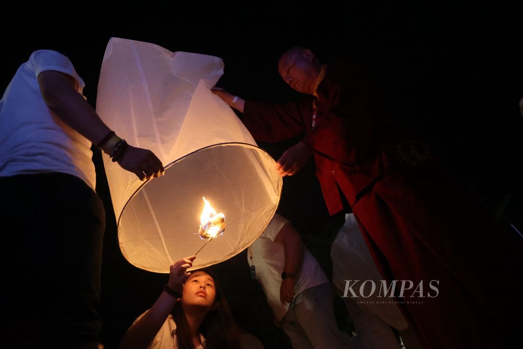 A Buddhist monk assisted in flying lanterns during the Waisak Lantern Festival at the Borobudur Temple complex in Magelang, Central Java, on Sunday (4/6/2023).