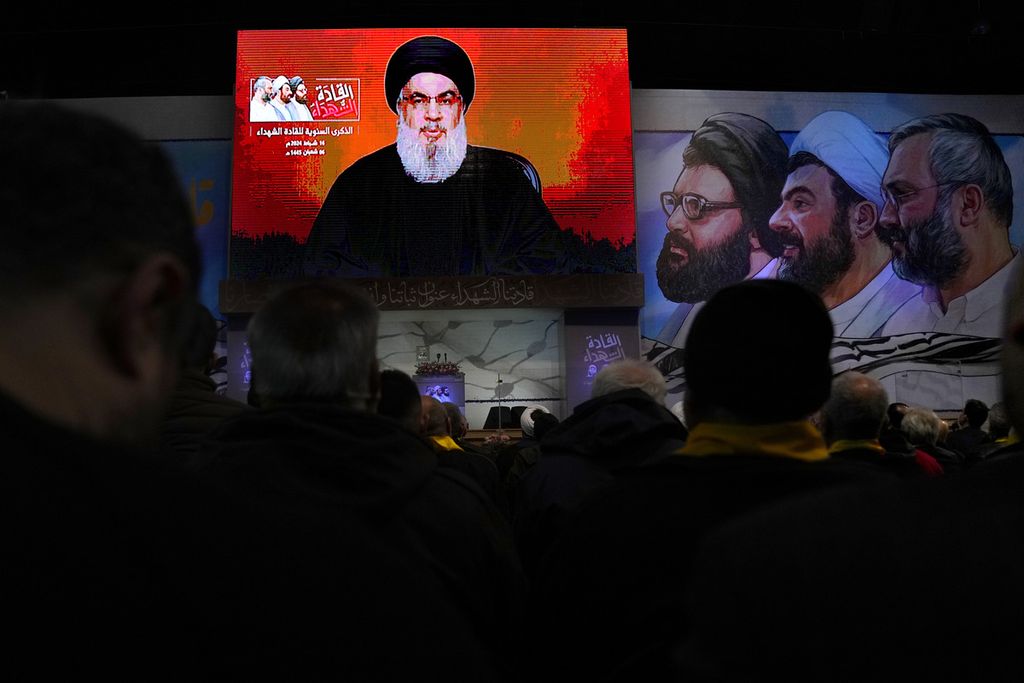 Pemimpin Hezbollah Sayyed Hassan Nasrallah berbicara melalui layar pada peringatan kematian para pemimpin Hezbollah di selatan Beirut, Lebanon, Jumat (16/2/2024). 