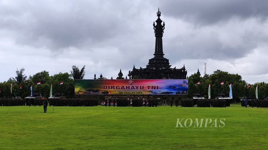 Upacara Hari Ulang Tahun Ke-77 TNI digelar Kodam IX/Udayana di Lapangan Puputan Margarana Niti Mandala Renon, Kota Denpasar, Bali, Rabu (5/10/2022). 