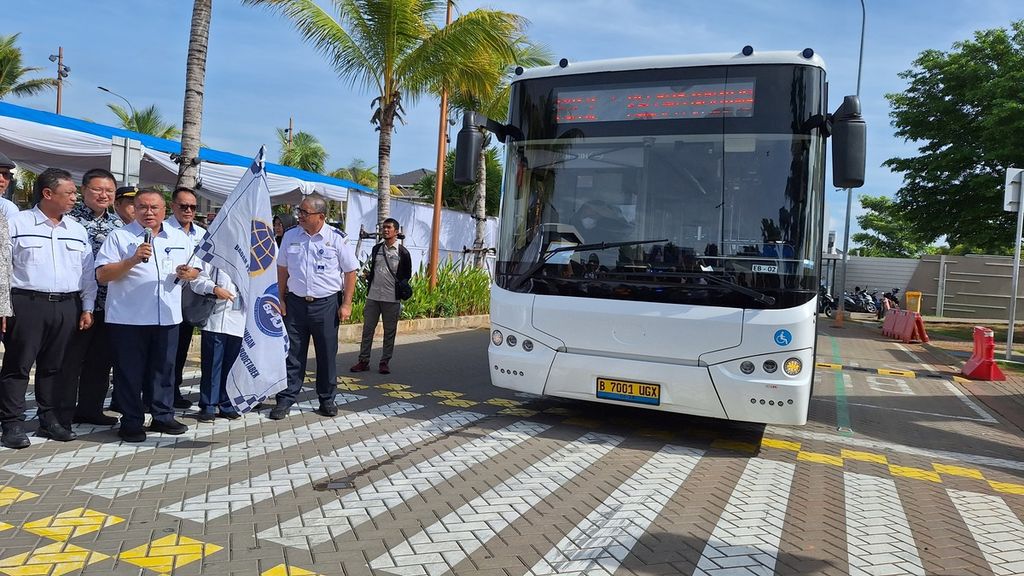 Badan Pengelola Transportasi Jabodetabek meluaskan operasional layanan Jabodetabek Residence Connexion rute Pantai Indah Kapuk atau PIK 2 di Kabupaten Tangerang Banten ke Sedayu City Kelapa Gading di Jakarta Timur, Senin (4/3/2024).