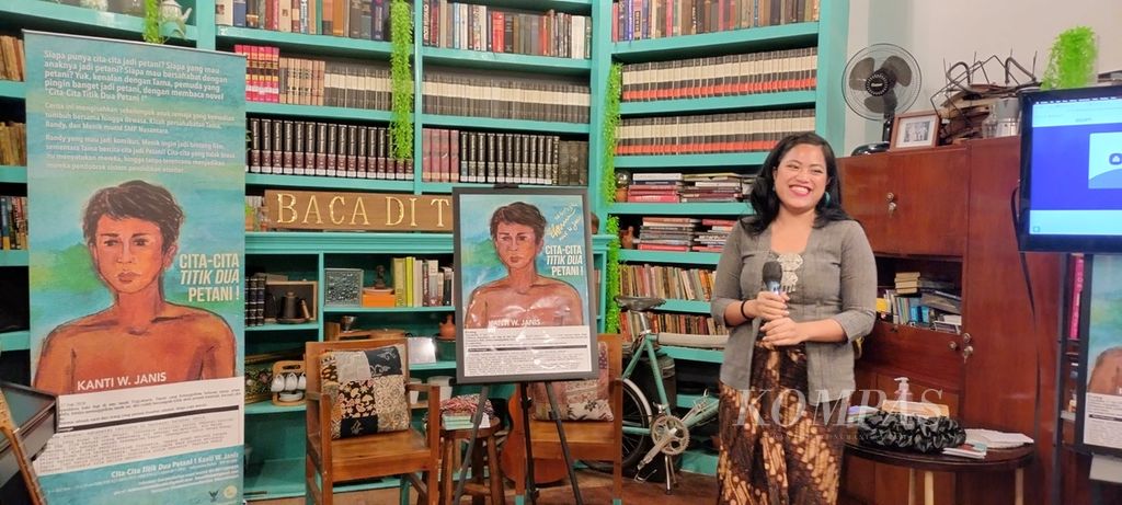 Penulis Kanti W Janis di acara peluncuran novel remaja berjudul <i>Cita-cita Titik Dua Petani!</i> di Perpustakaan Baca di Tebet, Jakarta, Sabtu (28/1/2023). 