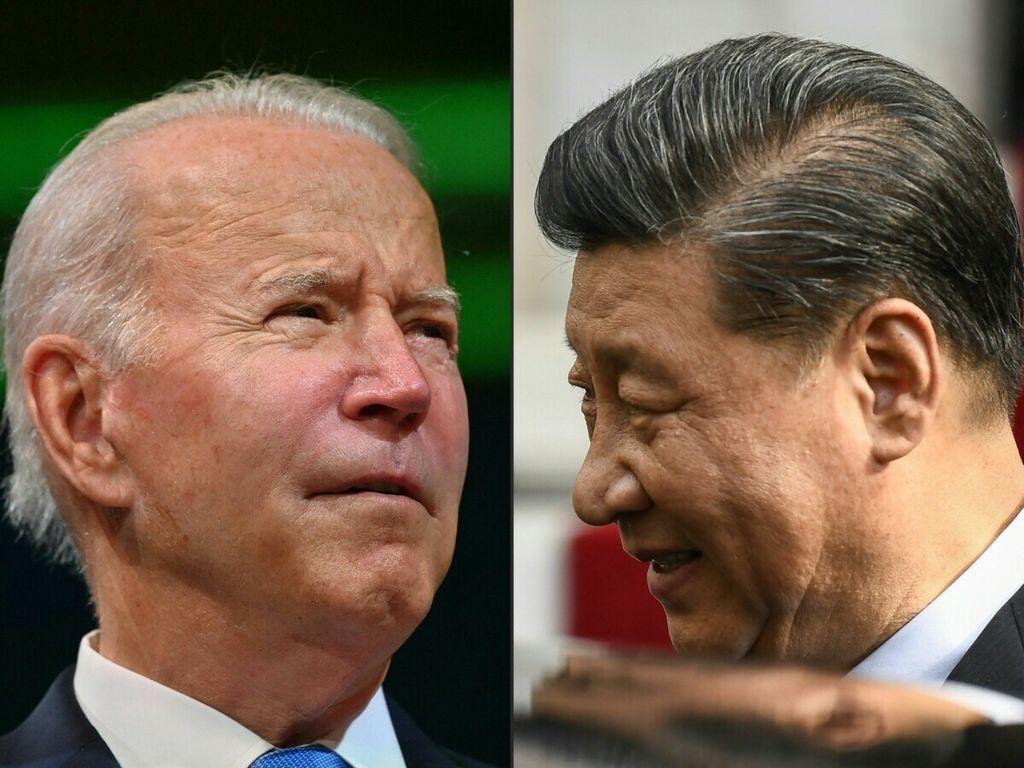 Gabungan foto yang dibuat pada 15 November 2021 ini memperlihatkan Presiden AS Joe Biden saat menghadiri Konferensi Perubahan Iklim PBB, COP26, di Glasgow, Skotlandia, 2 November 2021, dan Presiden China Xi Jinping saat berada di Athena, Yunani, 11 November 2019.
