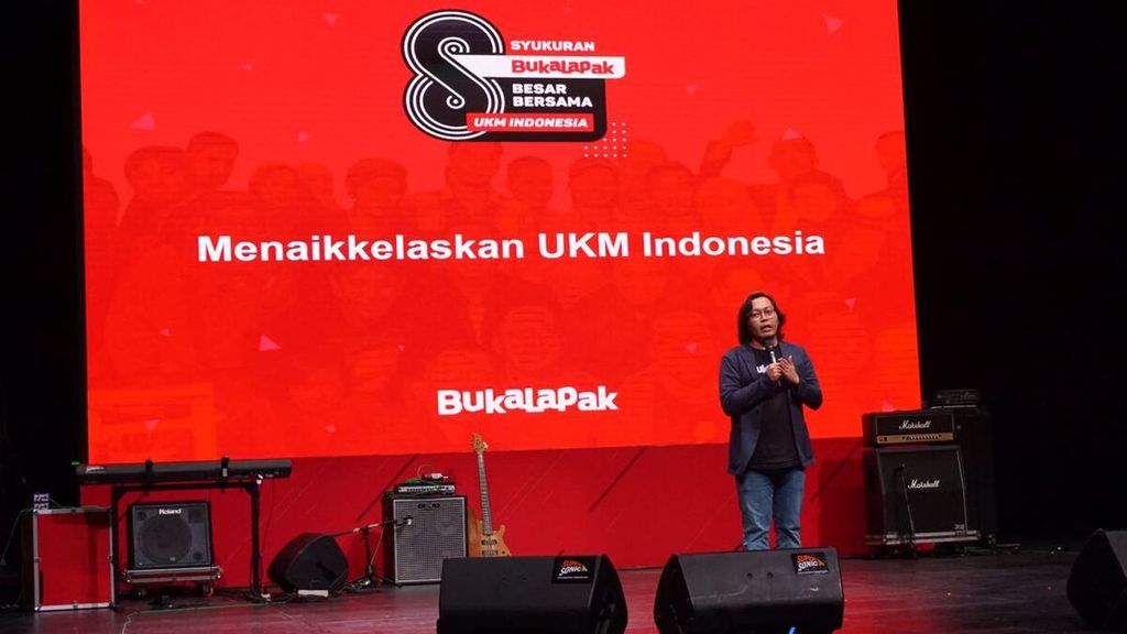 CEO Bukalapak Achmad Zaky menyampaikan pencapaian Bukalapak selama 2017 dalam acara HUT Ke-8 Bukalapak di Jakarta, Rabu (10/1/2018).