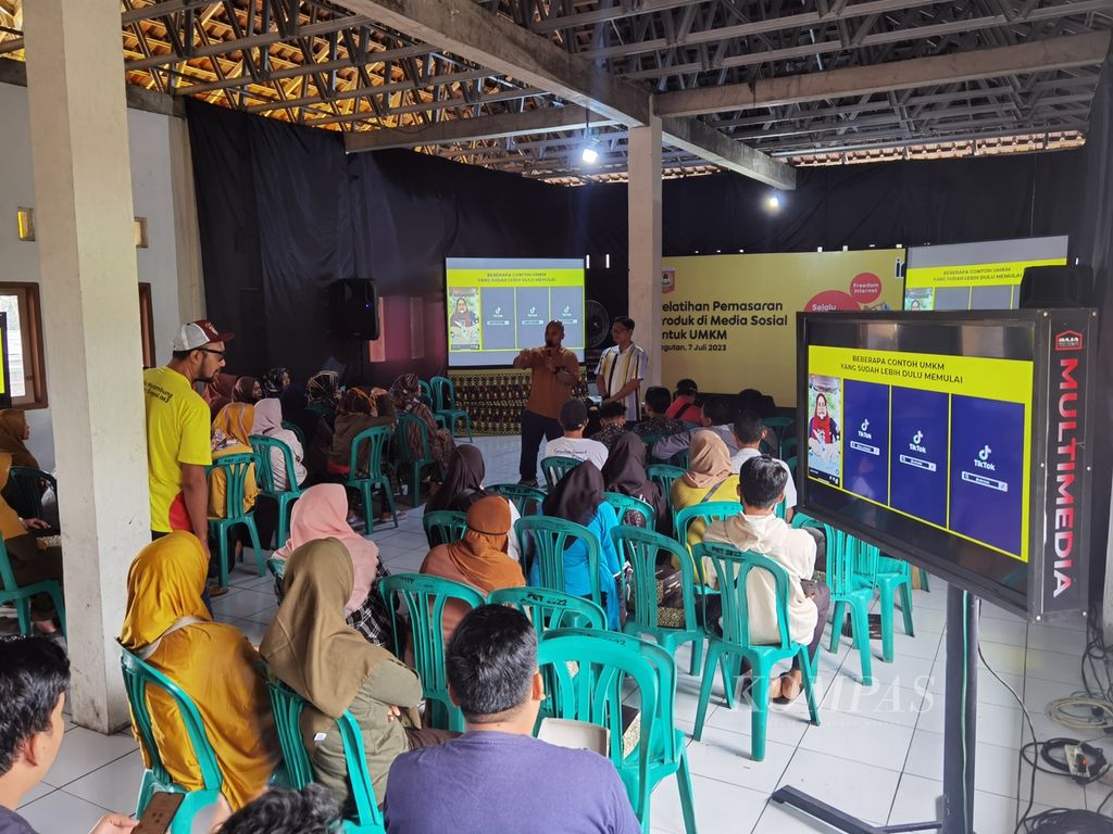 Suasana pelatihan pemasaran produk melalui media sosial bagi para pelaku usaha mikro, kecil, dan menengah di Desa Pagutan, Kecamatan Batukliang, Lombok Tengah, Nusa Tenggara Barat, Jumat (7/7/2023). 