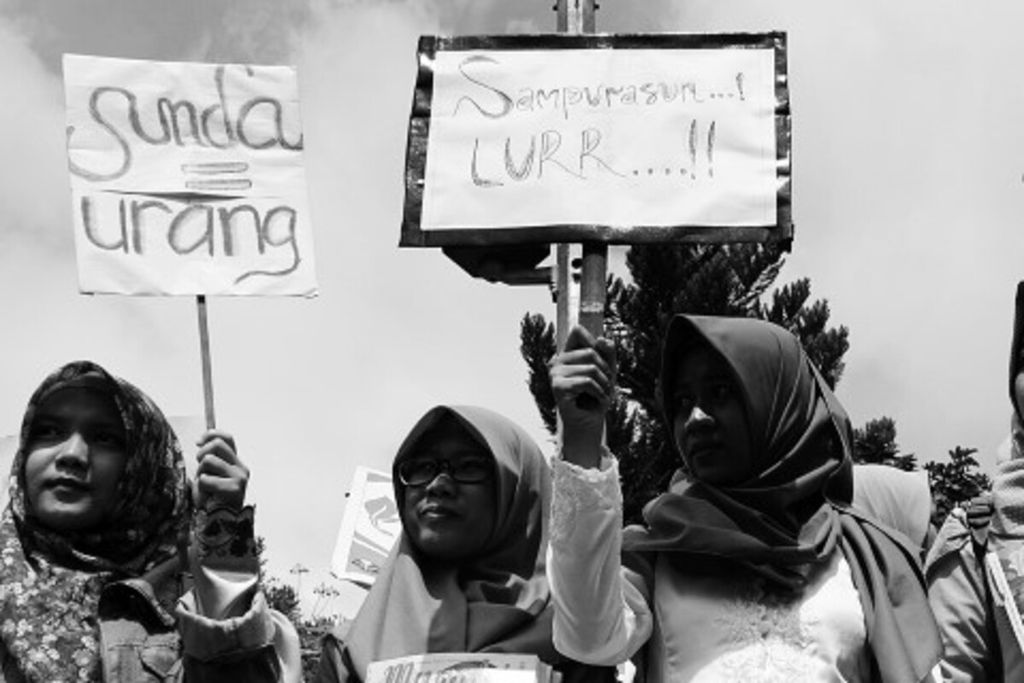 Mahasiswa dari Paguyuban Mahasiswa Sastra Sunda (Pamass) Unpad mengadakan aksi simpatik pada peringatan Hari Bahasa Ibu Internasional di kawasan Dago Bandung, Jawa Barat, Minggu (19/2).