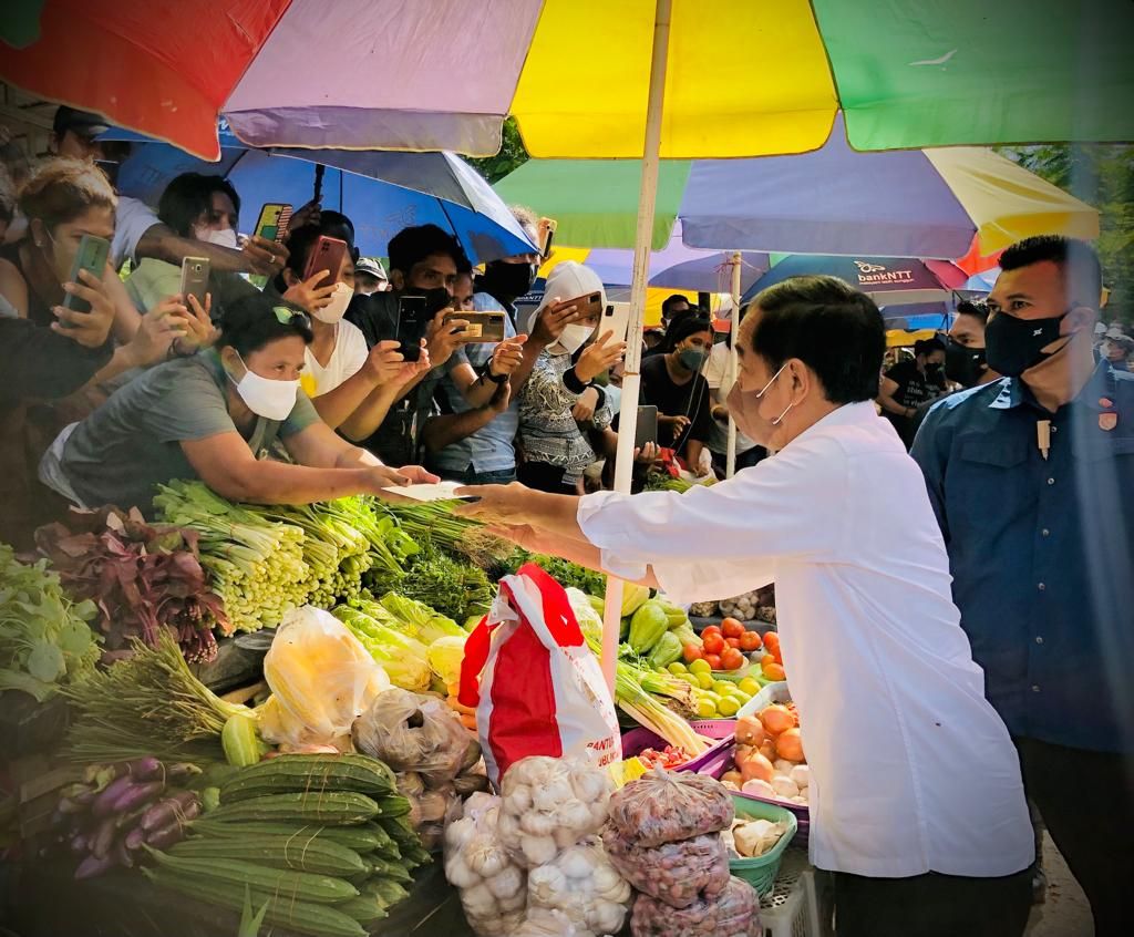 Presiden Jokowi memberikan Bantuan Langsung Tunai kepada pedagang kaki lima dan warung yang berada di Pasar Penfui, Kecamatan Maulafa, Kota Kupang, NTT, Kamis (24/3/2022).
