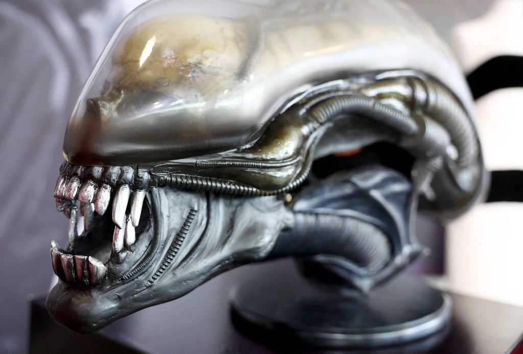  Kepala makhluk Xenomorph yang digunakan dalam film <i>Alien</i> ditampilkan selama pratinjau media dalam kegiatan Legends: Hollywood & Royalty di Julien’s Auctions pada 28 Agustus 2023 di Beverly Hills, California. 