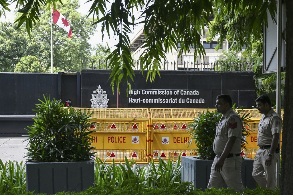 Kantor Komisaris Tinggi Kanada di New Delhi, India, dijaga aparat pada Selasa (19/9/2023).  Hubungan Ottawa-New Delhi menegang selepas Kanada menuding sejumlah pejabat India terlibat pembunuhan tokoh Sikh di Kanada. 