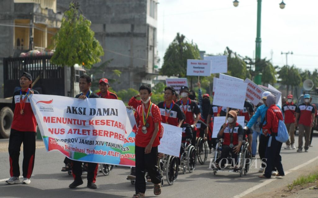 Atlet penyandang disabilitas di Kabupaten Batanghari, Jambi, berunjuk rasa, Senin (24/4/2024), di Kota Muara Bulian, menuntut bonus prestasi yang mandek cair selama 6 bulan. 