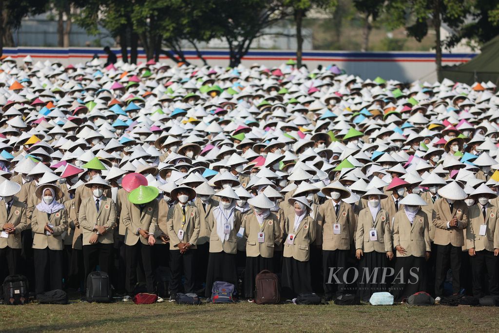 Mahasiswa mengikuti upacara penerimaan mahasiswa baru di Lapangan Pancasila UGM, Yogyakarta, Senin (1/8/2022). Pada tahun 2022, UGM menerima 9.833 mahasiswa baru yang terdiri atas 8.215 mahasiswa Program Sarjana dan 1.618 mahasiswa Program Sarjana Terapan.