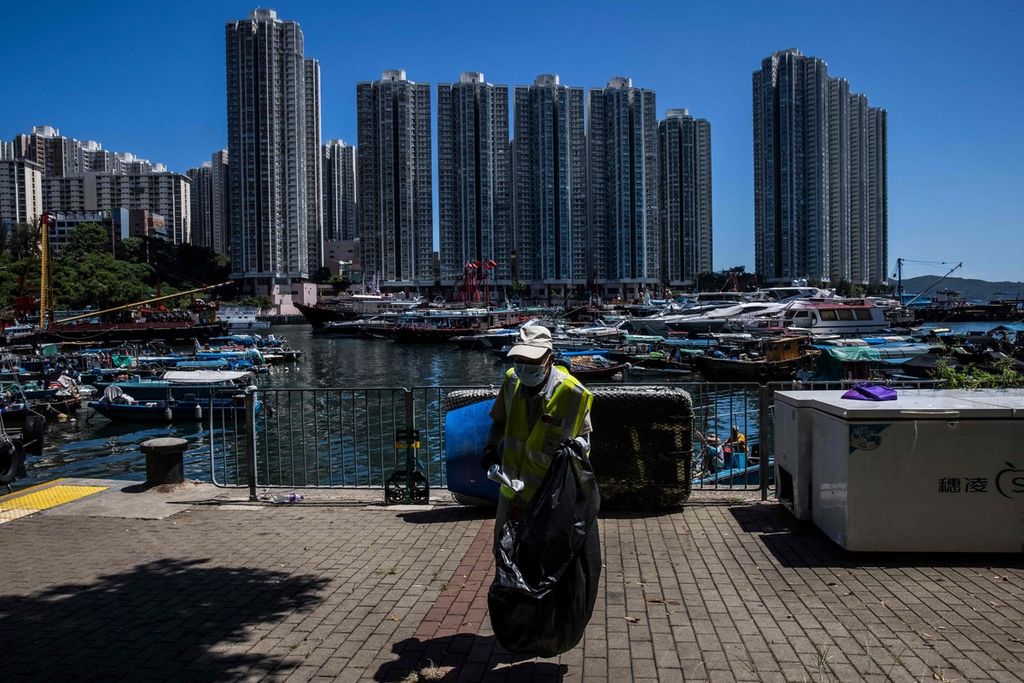 Foto yang diambil pada 2 Agustus 2023 ini memperlihatkan seorang pekerja membersihkan sampah di Hong Kong. Pemerintah Hong Kong mengimbau perusahaan dan majikan untuk memberi waktu istirahat lebih panjang bagi para pekerja terkait suhu di wilayah itu yang semakin panas akhir-akhir ini. 