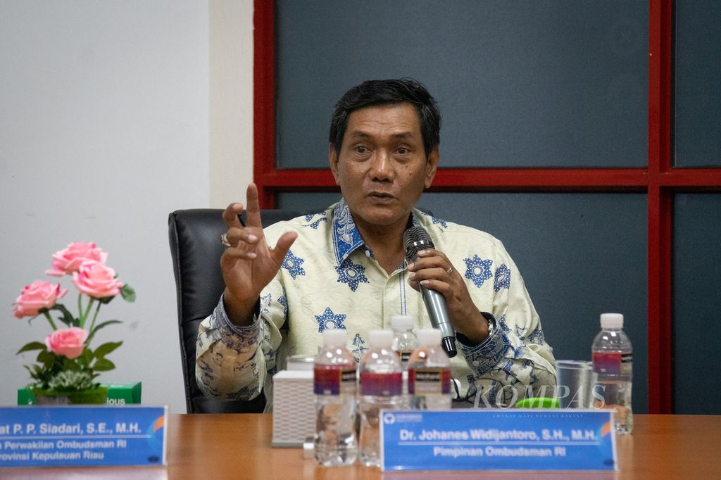 Anggota Ombudsman RI, Johanes Widijantoro, saat memberikan keterangan pers di Batam, Kepulauan Riau, Rabu (22/5/2024).