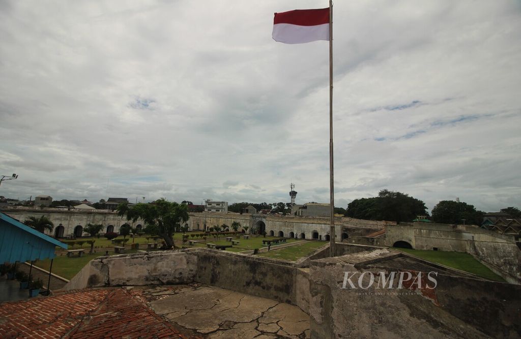 Bendera Merah Putih berkibar di kawasan Benteng Marlborough di Bengkulu, Kamis (6/10/2022). Benteng peninggalan Inggris ini didirikan oleh East India Company pada 1714 - 1719 di bawah pimpinan Gubernur Joseph Callet.