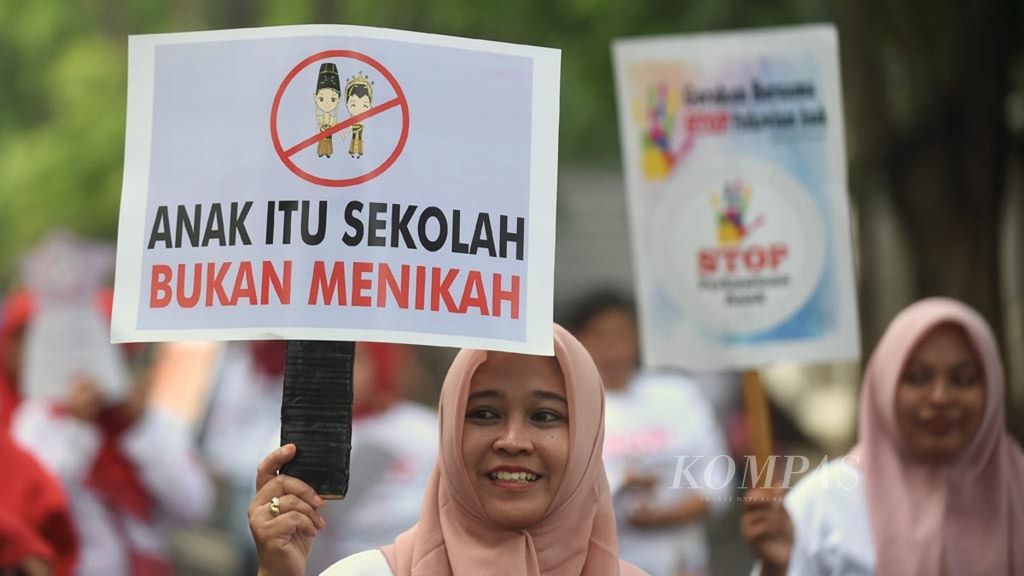 Aktivis melakukan aksi damai Gerakan Bersama Stop Perkawinan Anak di Jawa Timur, di Jalan Darmo, Surabaya, Jawa Timur, Minggu (26/11/2017). 