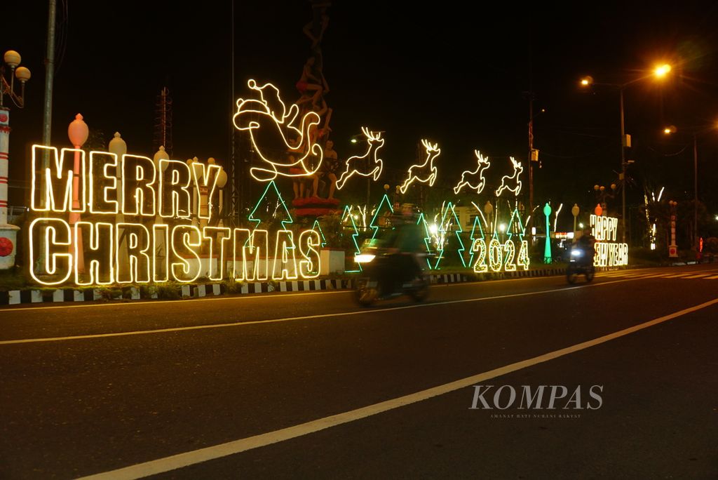 Lampu-lampu ornamen Natal dipasang di Jalan Balai Kota, Manado, Sulawesi Utara, Kamis (7/12/2023) malam. Pemandangan ini menjadi sebuah rutinitias di Manado setiap Desember untuk merayakan Natal dan Tahun Baru.