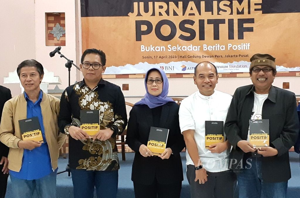 Ketua Dewan Pers Ninik Rahayu (tengah) menghadiri peluncuran buku "Jurnalisme Positif: Bukan Sekadar Berita Positif" diluncurkan di Jakarta, Senin (17/4/2023).