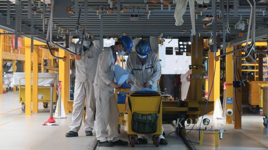 Beberapa pekerja pabrik CRRC Qingdao Sifang Co Ltd sedang bekerja di area pabrik manufaktur kereta itu di Qingdao, Provinsi Shandong, China, Senin (22/5/2023). Dengan sejarah selama 123 tahun, perusahaan ini adalah salah satu perusahaan manufaktur peralatan kereta tertua di China.